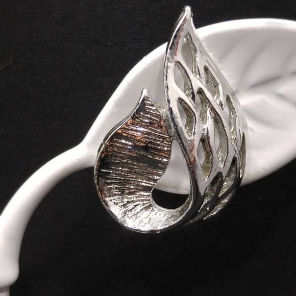 Vintage 1960s Celebrity Silver Tone Leaf Clip On Earrings Textured Openwork - Picture 7 of 7